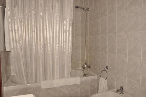 浴室, Residencial D. Joao III in 蓬塔德爾加達市中心