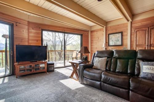 Bear View Chalet with hot tub and near Ober detail
