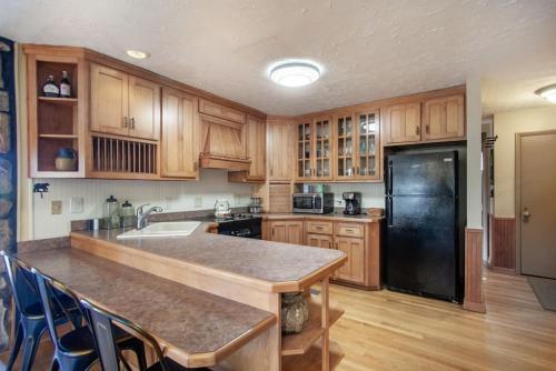 Bear View Chalet with hot tub and near Ober detail