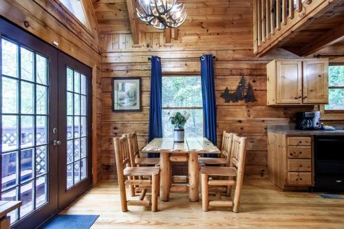 Cabin in the Woods w/ Hot Tub, Севьервилл (фото 7)