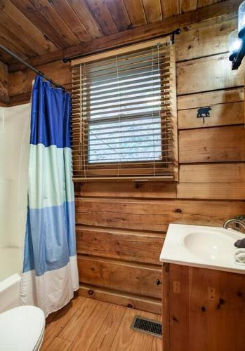 Cabin in the Woods w/ Hot Tub, Севьервилл (фото 10)