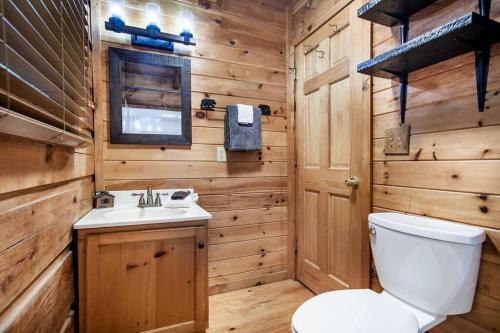Cabin in the Woods w/ Hot Tub, Севьервилл (фото 11)
