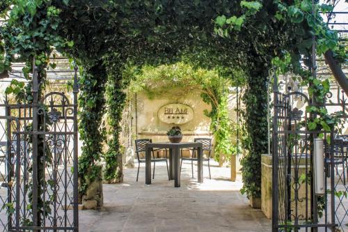 Hotel Belami, Maglie