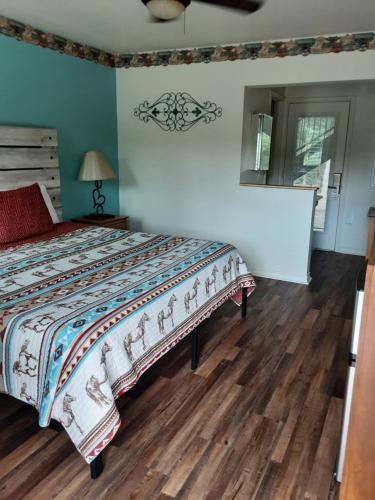 Horseshoe Riverside Lodge in Canyon Lake, USA
