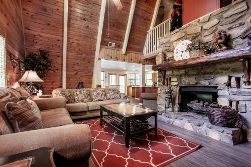 Sugar Mountain Escape with Hot Tub and Game Room - image 2