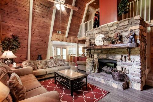 Sugar Mountain Escape with Hot Tub and Game Room - image 3