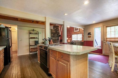 Sugar Mountain Escape with Hot Tub and Game Room - image 6