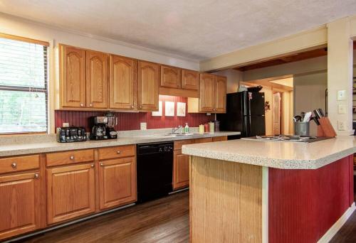 Sugar Mountain Escape with Hot Tub and Game Room - image 7
