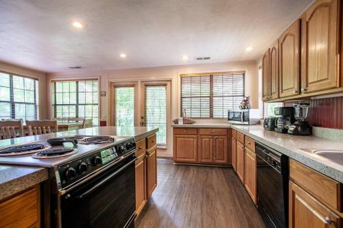 Sugar Mountain Escape with Hot Tub and Game Room - image 8