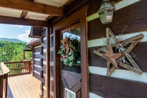 Bear Claw Cove - hot tub, jacuzzi, fireplace, view in Sevierville, USA