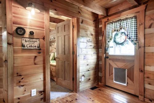Bear Claw Cove - hot tub, jacuzzi, fireplace, view in Sevierville, USA