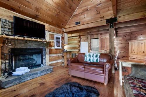 Bear Claw Cove - hot tub, jacuzzi, fireplace, view in Sevierville, USA