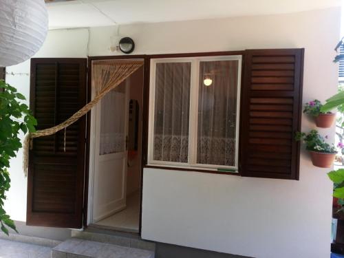 Studio Apartment in Sabunike with Terrace Air Conditioning Wi-Fi (231-3) - image 2