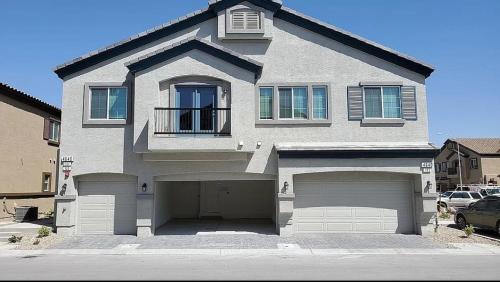 Beautiful townhouse with king suite!