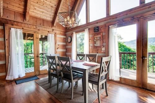 Bearway to Heaven with Views Hot Tub and Game Room - image 5