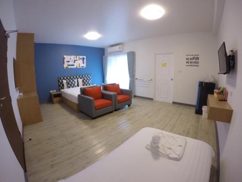 room detail thumbnail 1