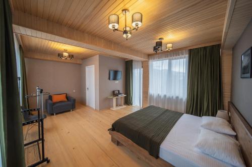 1 king bed, 2 sofa beds
