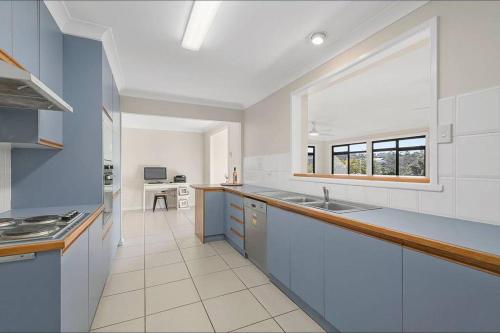 Harrys @ Shelly Beach - family home with pool