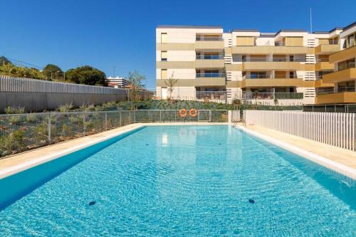  A estrenar amplio con piscina terraza y parking, Ferienwohnung in Getxo