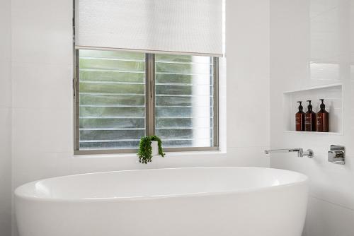 位于镇中心的5卧室独栋房屋-297平方米|带3个独立浴室 (Kaylani 1 - BEACH HOUSES OF BYRON) in 拜伦湾