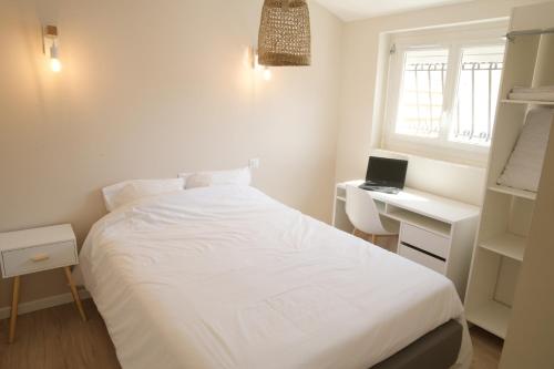 . T2 - 28m2 avec cour et stationnement, wifi et linge fournis