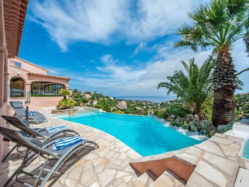 Luxurious Villa in Les Issambres with Jacuzzi and Sauna gîte à louer Fréjus