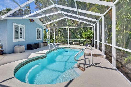 Sea Esta Pool Home NEW Beautiful updates, short walk to beach