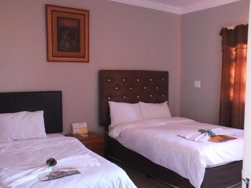 1 double bed, 1 twin bed