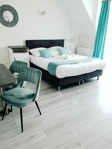 1 queen bed, 1 twin bed