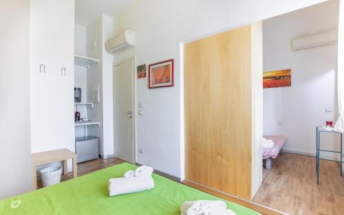 Triple Room with Balcony image 10