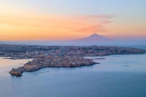 FULL HOUSE WITH SEA VIEW TERRACE IN ORTIGIA