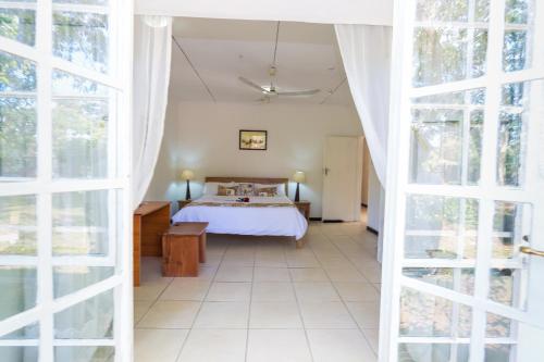 Large Double Room image 7