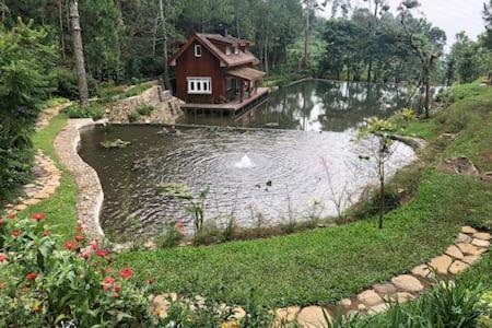 Mooi Lake House Luxury Villa in Palayangan