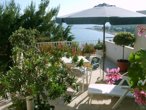 Apartment in Omis with sea view, balcony, air conditioning, Wi-Fi (161-4)