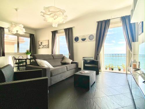 Bright Apartment with Sea View Balcony