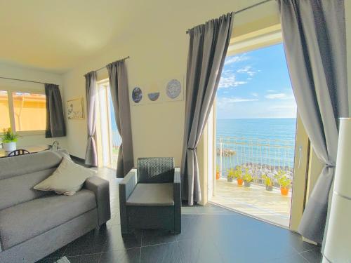 Bright Apartment with Sea View Balcony