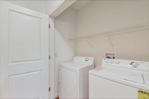 Viagem Bright 2BR with Pool, Gym & Parking