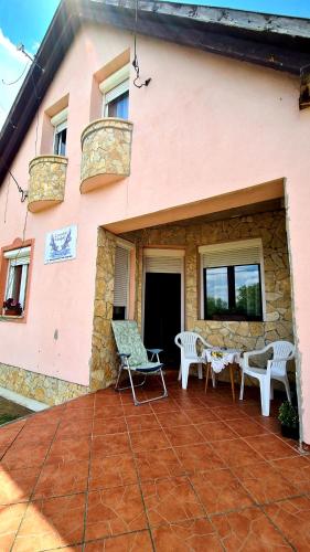 Veronika Guesthouse in Dinnyeberki