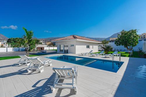 303 VILLA CASA JARDIN con piscina y gran jardín