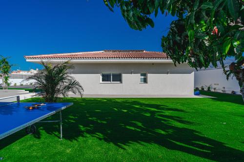 303 VILLA CASA JARDIN con piscina y gran jardín