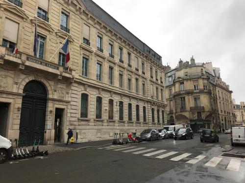 Victoires Near Louvre Apartment - image 9