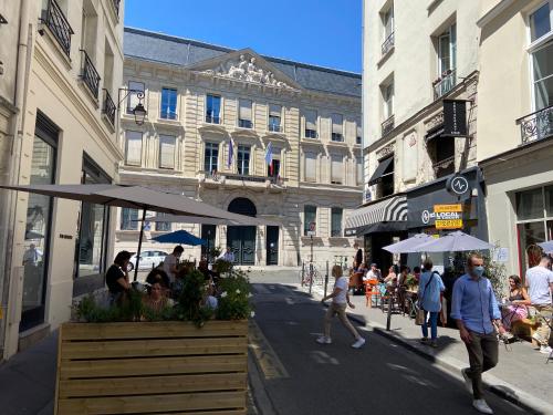 Victoires Near Louvre Apartment - image 10