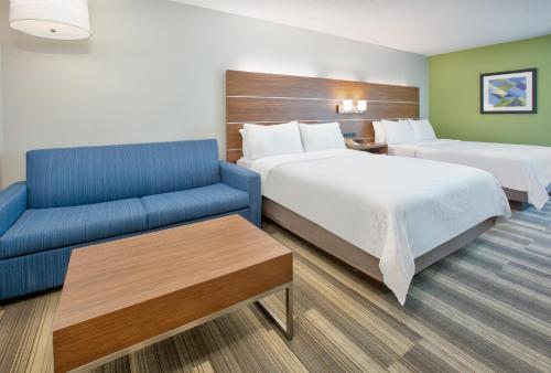 2 queen beds, 1 sofa bed