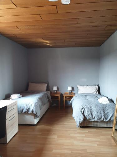 1 double bed, 1 twin bed