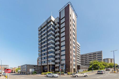 Modern Contractor Flat with FREE Parking in a Great Location by ComfyWorkers