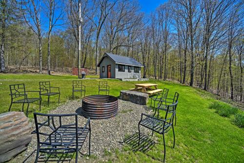 Cozy Hillside Retreat with BBQ, Fire Pit, and Trails! - Apartment - Milford