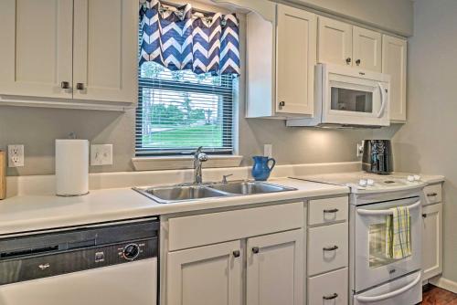 Resort-Style Condo with Grill Less Than 3 Mi to Lake! - image 2