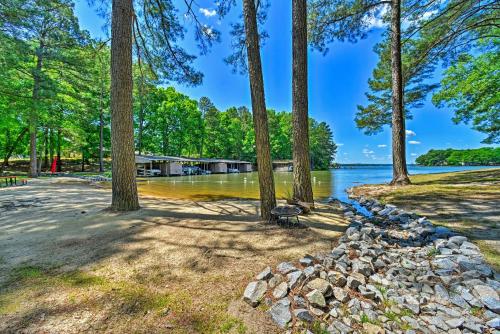 Henrico Hideaway with Lake Access and Boat Slip! in Stony Creek (VA)