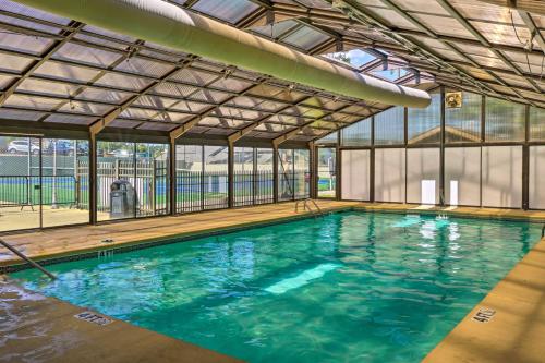 Charming Condo about 3 Mi to Lake and Branson Strip