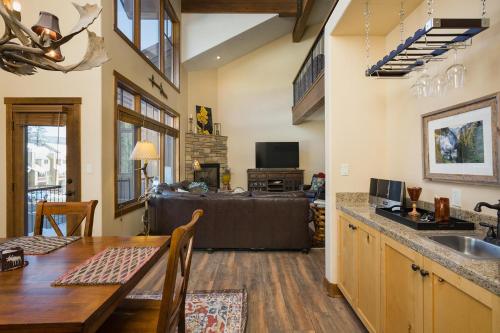 Cascade Village - Townhome 2B - image 3
